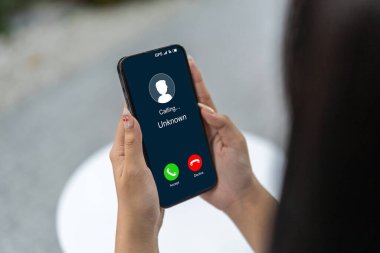 Bilinmeyen numaradan gelen aramalar, spam, telefon şakası, dolandırıcı, sahte kimlik, dolandırıcı, cep telefonu dolandırıcısı, bilgisayar korsanı, çağrı merkezi, suç, arama, dolandırıcılık ya da dolandırıcılık konsepti