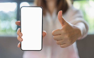 Reklam, taklit, teknoloji, reklamcılık, arama bilgileri, yaratıcı tasarım, sosyal medya, çevrimiçi pazarlama, sohbet, telefon için beyaz ekranlı modern akıllı telefon üzerinde çalışan insanlar