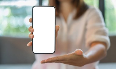 Reklam, taklit, teknoloji, reklamcılık, arama bilgileri, yaratıcı tasarım, sosyal medya, çevrimiçi pazarlama, sohbet, telefon için beyaz ekranlı modern akıllı telefon üzerinde çalışan insanlar