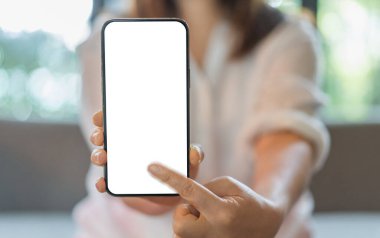 Reklam, taklit, teknoloji, reklamcılık, arama bilgileri, yaratıcı tasarım, sosyal medya, çevrimiçi pazarlama, sohbet, telefon için beyaz ekranlı modern akıllı telefon üzerinde çalışan insanlar
