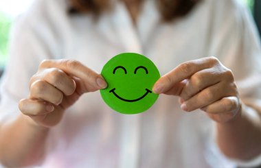 Elinizde kağıt kesiği sembolü gülümseme, mutluluk, rahatlama, memnuniyet anketi, müşteri hizmetleri, olumlu, iyi, sağlık, sağlık çocuğu, hastane, dünya akıl sağlığı günü konsepti