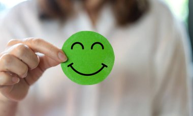 Elinizde kağıt kesiği sembolü gülümseme, mutluluk, rahatlama, memnuniyet anketi, müşteri hizmetleri, olumlu, iyi, sağlık, sağlık çocuğu, hastane, dünya akıl sağlığı günü konsepti