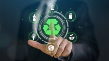 Çevresel sürdürülebilirlikte geri dönüşüm, parlayan yeşil geri dönüşüm sembolü, kutular, plastik şişeler ve karbon emisyonlarının azaltılması, çevreyi koruma, atıkların azaltılması, geri dönüşüm materyalleri