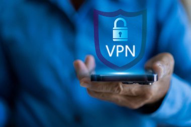 VPN arayüzü ve güvenlik simgeleri olan insanlar, çevrimiçi gizlilik, şifreli bağlantı, sanal özel ağ, siber güvenlik, internet güvenliği, veri koruması, isimsiz tarama, güvenli iletişim