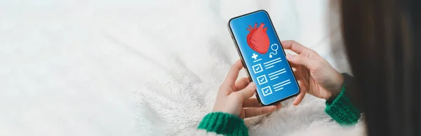 İnsan kullanımı telefon sağlık kontrolü kırmızı kalp sağlığı, sağlık ve sağlık, kalp sağlığı, kalp krizi, dünya kalbi günü, kardiyovasküler hastalık, bağış, doktor, tedavi. Sigorta, hastane konsepti