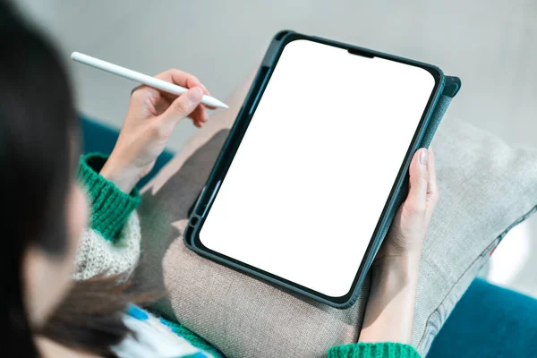 Reklam, taklit, teknoloji, reklamcılık, arama bilgileri, yaratıcı tasarım, sosyal medya, çevrimiçi pazarlama, sohbet, telefon için beyaz ekranlı modern tablet üzerinde çalışan insanlar