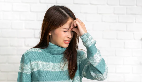 Asyalı kadın başını tutuyor ve dokunuyor baş ağrısı çekiyor baş ağrısı, grip, alzheimer, kanser, beyin, felç, parkinson, hastalık, migren, ensefalit, bunama. Kadın sağlık hizmetleri