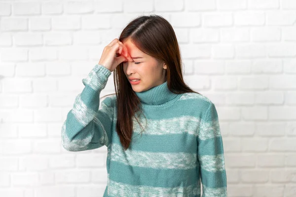 Asyalı kadın başını tutuyor ve dokunuyor baş ağrısı çekiyor baş ağrısı, grip, alzheimer, kanser, beyin, felç, parkinson, hastalık, migren, ensefalit, bunama. Kadın sağlık hizmetleri