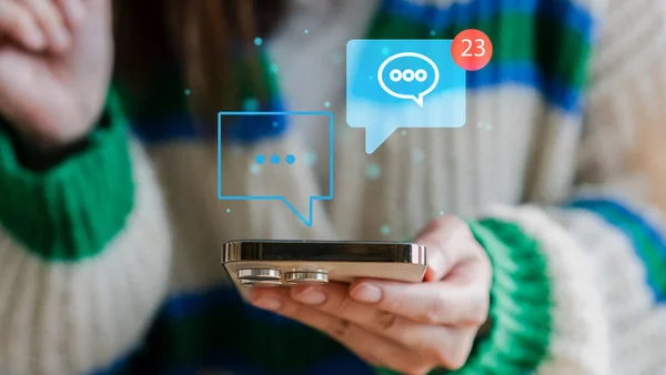 Akıllı telefon yazarak canlı sohbet ve sosyal ağ kavramları kullanarak insan eli, sohbet kutusu ikonlarında çalışan sohbet konuşmaları. Sosyal medya pazarlama teknolojisi kavramı