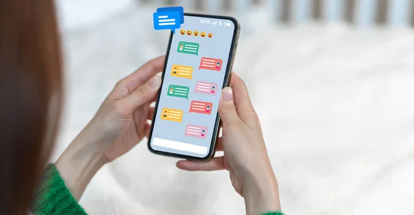 Akıllı telefon yazarak canlı sohbet ve sosyal ağ kavramları kullanarak insan eli, sohbet kutusu ikonlarında çalışan sohbet konuşmaları. Sosyal medya pazarlama teknolojisi kavramı