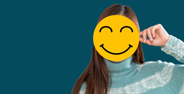 Портрет женщины с бумагой вырезать круг символ лица улыбка, счастливый, расслабиться, обследование удовлетворенности, обслуживание клиентов, положительный, хорошо, оздоровительный, здоровья ребенка, больницы, мир день психического здоровья концепции