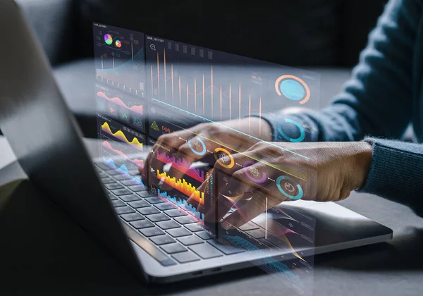 Analistler iş analizi ve veri yönetim sistemiyle çalışan dizüstü bilgisayar kullanırlar, KPI ve veritabanına bağlı ölçümler hakkında rapor hazırlarlar. Finans, işletim, satış ve pazarlama için kurumsal strateji