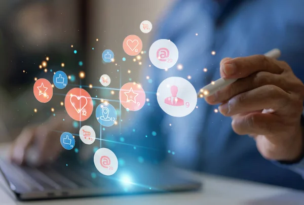 Sosyal medya iletişimi ve dijital internet kavramı, insanlar online sosyal medya, çevrimiçi pazarlama, teknoloji, sohbet, telefon ekranında takip eden dizüstü bilgisayar kullanıyorlar.