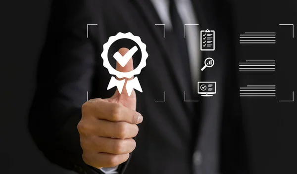 Üst düzey hizmet Kalite Güvencesi, Garanti, Standartlar, ISO sertifikası ve standartlaştırma konsepti, çevrimiçi alışveriş, memnuniyet, hizmet deneyimi