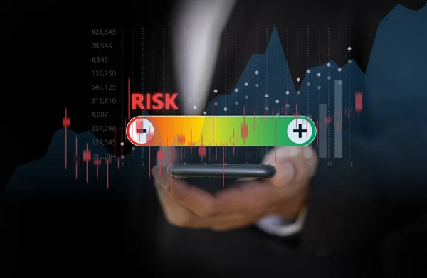 Risk yönetimi ve iş yatırımları konsepti için insan eli değdi. business, technology, Internet ve network kavramı, tahmin edilen değerlendirme finans dünyası kavramı