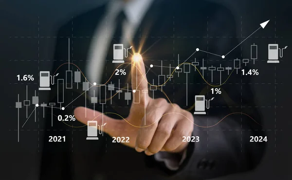 Enerji yönetimi kavramı ile petrol fiyatları gösterimi sunan işadamı fikri yükselen grafikler, petrol enerji grafiği dünya pazarı, piyasa eğilimleri ve ekonomik büyüme ile iç içe geçmiştir.