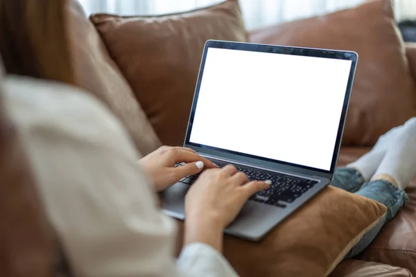 Akıllı telefon ve modern dizüstü bilgisayarla çalışan kadın reklam, modelleme, teknoloji, reklamcılık, arama bilgileri, masadaki yaratıcı tasarım için boş beyaz masaüstü ekran