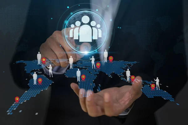 İş adamı küresel müşteri ağı teknolojisine sahip, veri alışverişi geliştirme, müşteri hizmetleri, HR, iletişim, müşteri ilişkileri yönetimi, sosyal medya dijital pazarlama çevrimiçi