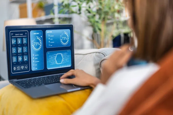 İnsan akıllı ev teknolojisi, güvenlik ve ev aletleri, entegre akıllı ev sistemi konsepti, IoT, otomasyon ve ev yönetimi konseptinin geleceksel tasviri