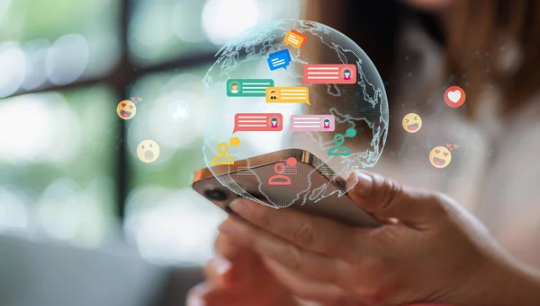Sosyal medya iletişimi ve dijital çevrimiçi ağ kavramı, insanlar online sosyal medya, çevrimiçi pazarlama, teknoloji, sohbet paylaşımı, telefon ekranından takip eden akıllı telefon kullanımı