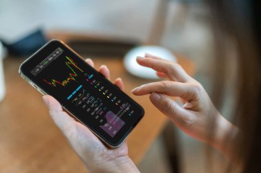 Hisse senedi piyasası finansal ticareti, çevrimiçi yatırım, borsa analizleri, piyasa eğilimleri, gerçek zamanlı ticaret verileri, ön bilgi ve kripto ticaret aracı