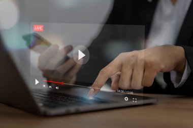 Modern konsept canlı yayın ve video içeriği oluşturma, iş dünyası teknoloji dizüstü bilgisayarı çoklu video oyunu ve canlı yayın, dijital medya ve çevrimiçi iletişim, sosyal medya pazarlaması