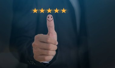 Başparmağında gülümseyen bir yüz ve beş yıldızlı bir notla el hareketi, olumlu müşteri geri bildirimi, memnuniyet, mükemmel hizmet değerlendirmesi, kalite güvencesi, müşteri deneyimi değerlendirmesi konsepti