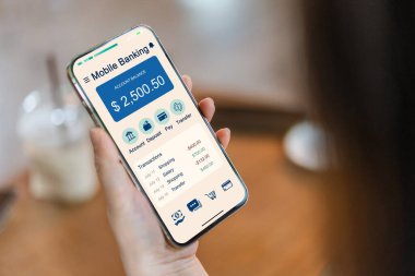 İnsanlar online bankacılık dijital teknolojisi, mobil bankacılık, alışveriş, ödeme, finans, banka, para çekme, hesap transferi, kredi kartı, finans, küresel iş çevrimiçi akıllı telefon kullanıyorlar