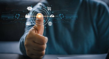 Kişisel finansal verilere erişmek için biyometrik tanımlama parmak izi tarayıcısının gelecekteki dijital işlemcisi. Dijital programların izlenmesi ve güvenlik taraması siber gelecekçi uygulamalar