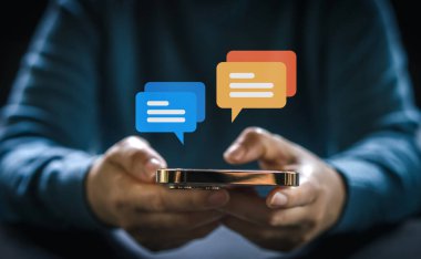 Akıllı telefon yazarak canlı sohbet ve sosyal ağ kavramları kullanarak insan eli, sohbet kutusu ikonlarında çalışan sohbet konuşmaları. Sosyal medya pazarlama teknolojisi kavramı