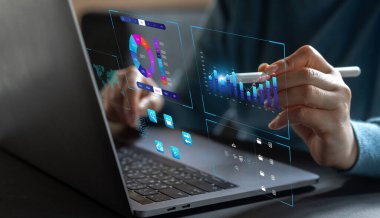 Bilgisayarda İş Analizi ve Veri Yönetim Sistemi ile çalışan analist, KPI ve veritabanına bağlı metrik raporlar hazırlıyor. Finans, işlemler, satış ve pazarlama için kurumsal strateji