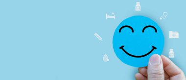 Elinizde kağıt kesiği tebessümü, mutlu, rahat, sağlık sigortası, sağlık sigortası, sağlık, çocuk, hastane, dünya akıl sağlığı günü, doktor bakıcısı ve hasta kontrolü. 