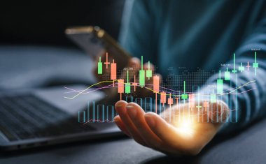 Para büyümesi, grafik parası, küresel ekonomi, tüccar yatırımcısı, ticari mali büyüme, borsa, yatırım fonu, fiyat, grafik, teknoloji ve yatırım kavramını elinde bulunduran kişilerin eli