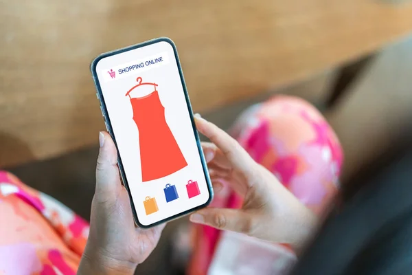 Akıllı telefon ekranlı alışveriş uygulaması ile çevrimiçi alışveriş kavramı renkli alışveriş torbaları ve giysi ikonları, e-ticaret ve mobil, dijital pazarlama ve tüketici davranışlarından ürünler satın alma kavramı