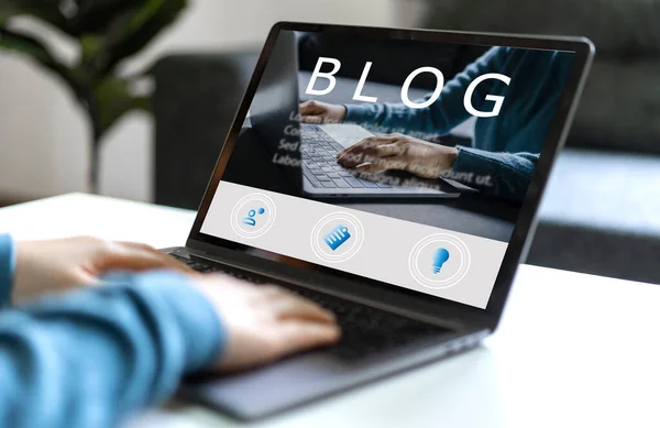 Sosyal medya içeriği, serbest çalışan, çevrimiçi çalışan, içerik yaratıcısı, dizüstü bilgisayar kullanan kadın, evdeki bilgisayarda blog okuyan kadın