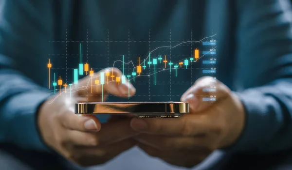 Tüccarın başarılı olması için telefon alım-satım borsası grafik parası, küresel ekonomi, tüccar yatırımcı, blok zinciri borsa kripto para grafiği satışı ve fiyat grafiğiyle satın alma grafiği