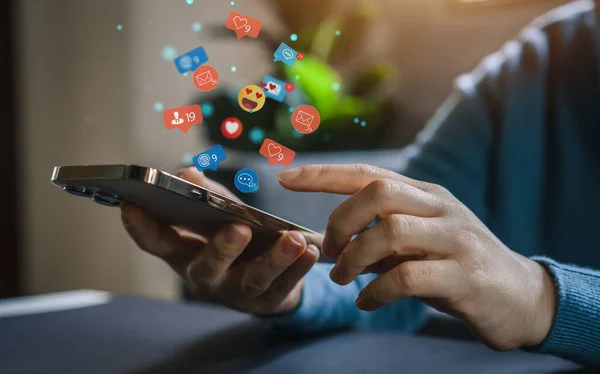Sosyal medya iletişimi ve dijital çevrimiçi ağ kavramı, insanlar online sosyal medya, çevrimiçi pazarlama, teknoloji, sohbet paylaşımı, telefon ekranından takip eden akıllı telefon kullanımı
