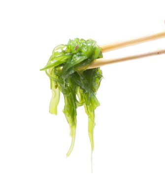 Yosun Salata üzerine beyaz izole. Yemek çubukları.