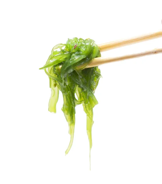 Yosun Salata üzerine beyaz izole. Yemek çubukları.