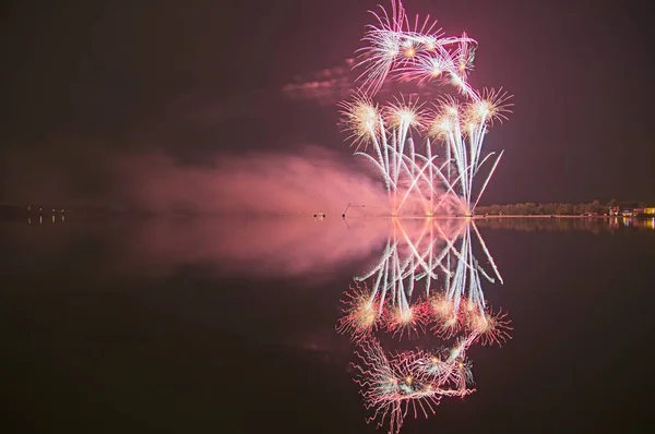 Feu Artifice Coloré Sur Ciel Nocturne Avec Reflet Eau Chatoyant — Photo