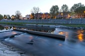 Večer nábřeží řeky Ostravice s nábřežní odraz v hladké vodě, Ostrava city, Česká republika.