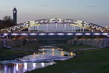 LED ışık Köprüsü acros nehir Ostravice mavi saat Ostrava şehir artalan Saat Kulesi ile akşam içinde 's yansıması ile yaktı