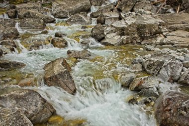 Yüksek Tatras dağlarında soğuk gıcırtısı şelaleler. Tam kare beyaz kayalar ve yumuşak su yollar.