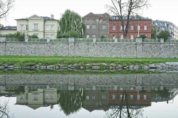 Wieczór Brzegiem Rzeki Ostrawicy Riverside Odbicie Wodzie Gładka Miasta Ostrava — Zdjęcie stockowe