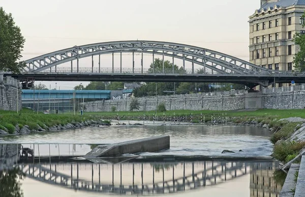 Мост Через Реку Остравиц Отражением Вечернее Синее Время Города Острава — стоковое фото