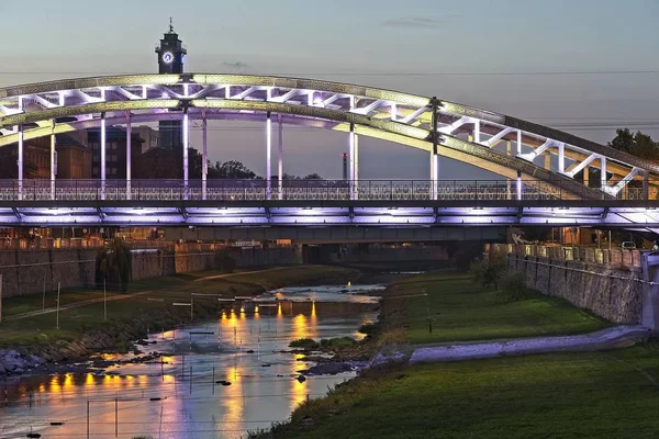 Led Světlo Svítí Most Acros Řeky Ostravice Odrazem Večer Ostrava — Stock fotografie