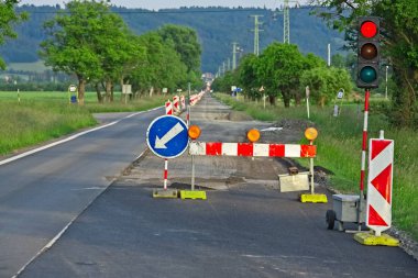 Kırsal düz ağaç sokak yol imar kırmızı ışık ve bariyer