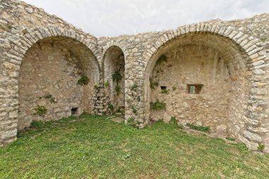 Antik Roma kule Plomin şehirde mahveder. Istria, Hırvatistan.