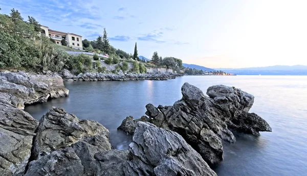 Rock Shore Itä Istria Kroatia Aamulla Juuri Ennen Auringonnousua Pohjoiseen — kuvapankkivalokuva