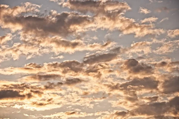 Flauschige Dramatische Wolken Blauen Himmel Mit Einigen Orangen Tönen — Stockfoto